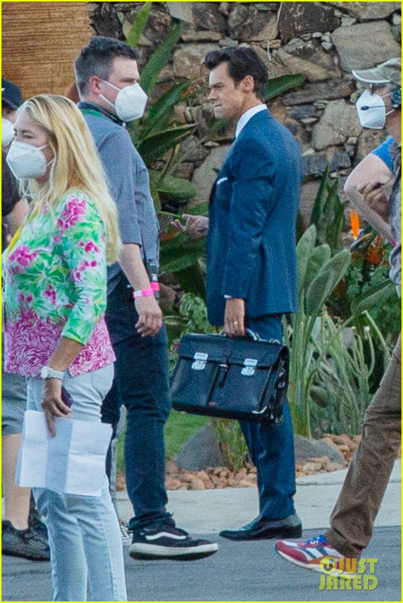 harry styles looks dapper in two suits on dont worry darling set in palm springs 214505093