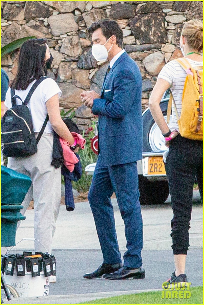 harry styles looks dapper in two suits on dont worry darling set in palm springs 304505102