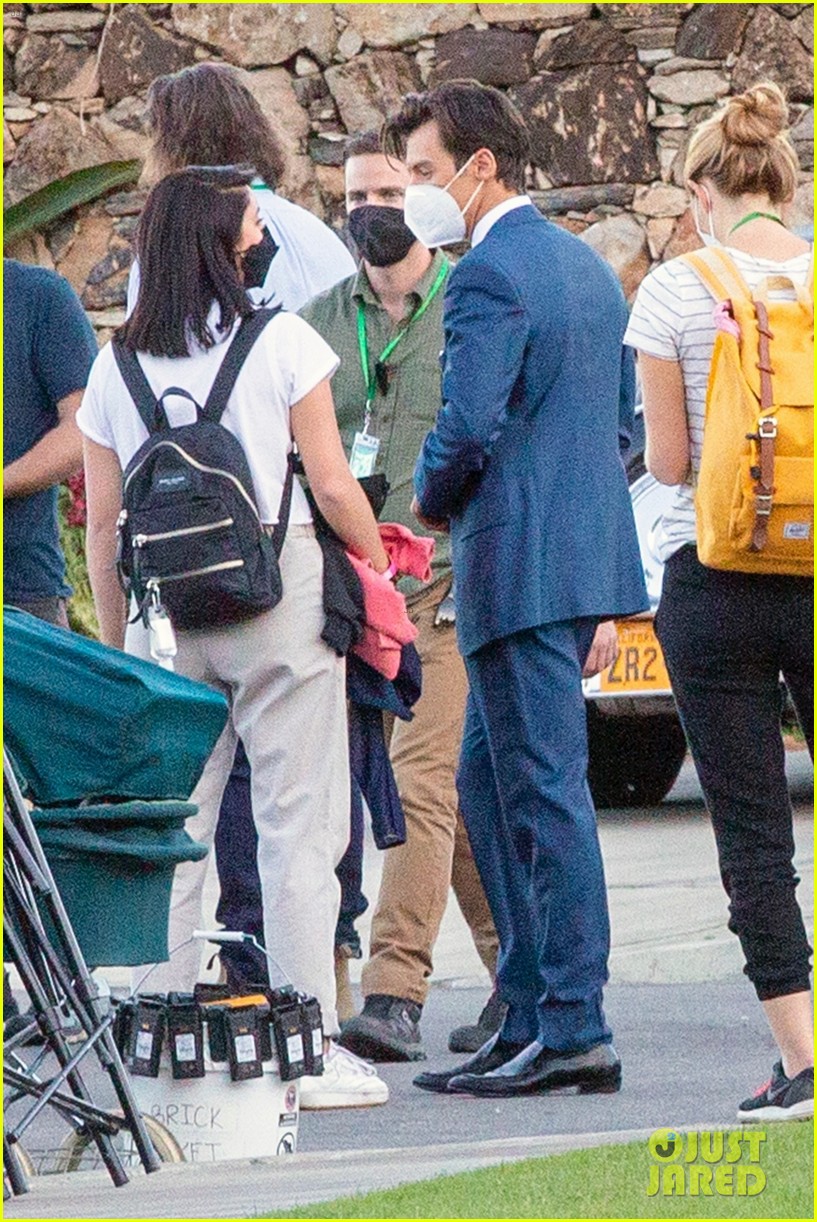 harry styles looks dapper in two suits on dont worry darling set in palm springs 324505104