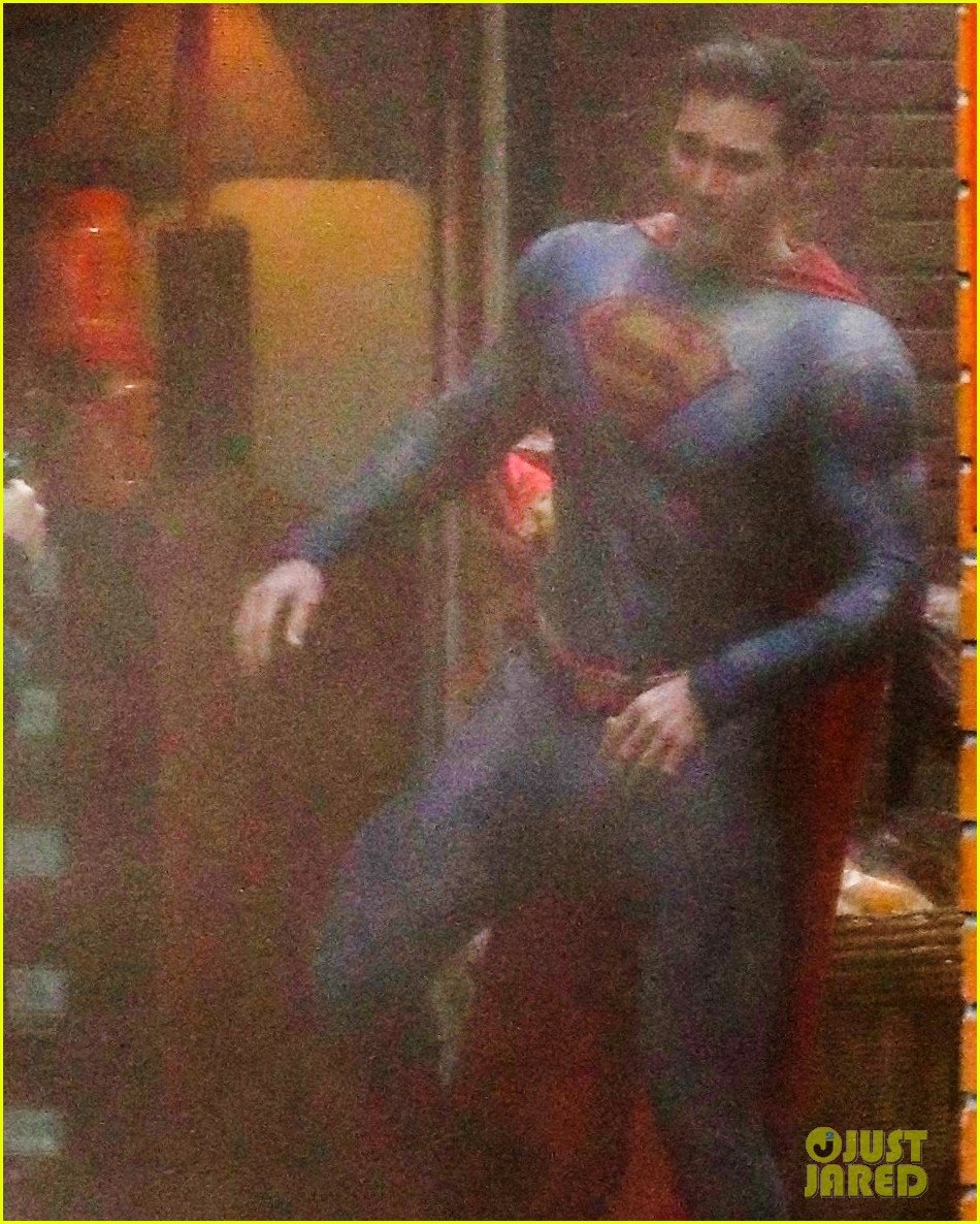 tyler hoechlin debuts new superman suit superman lois 04