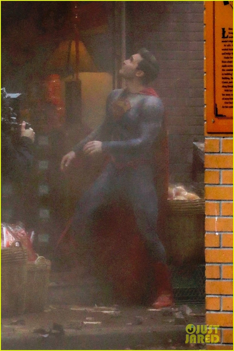 tyler hoechlin debuts new superman suit superman lois 124507332