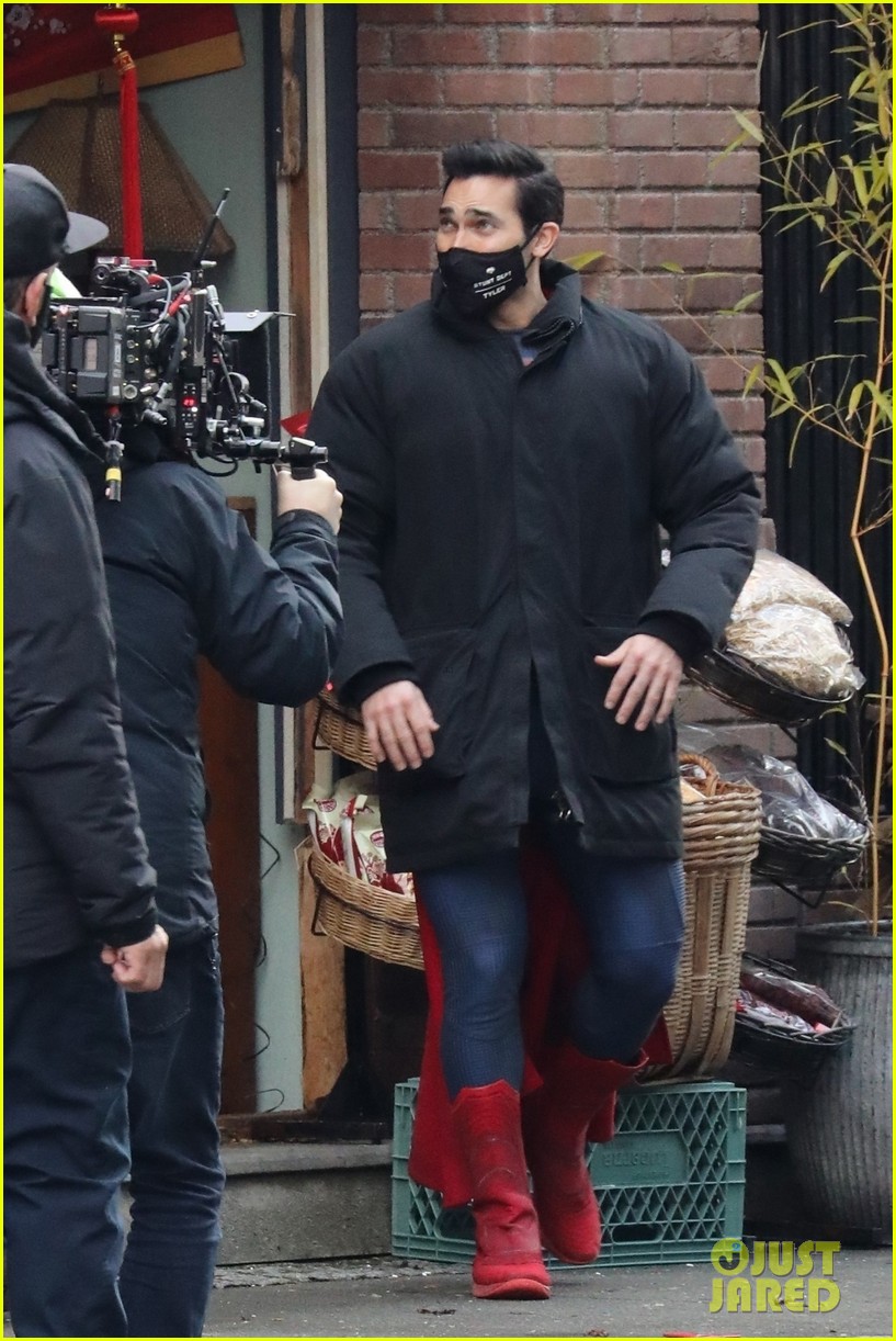 Tyler Hoechlin Debuts New Superman Suit On Set Of Superman And Lois In Vancouver Photo 4507337