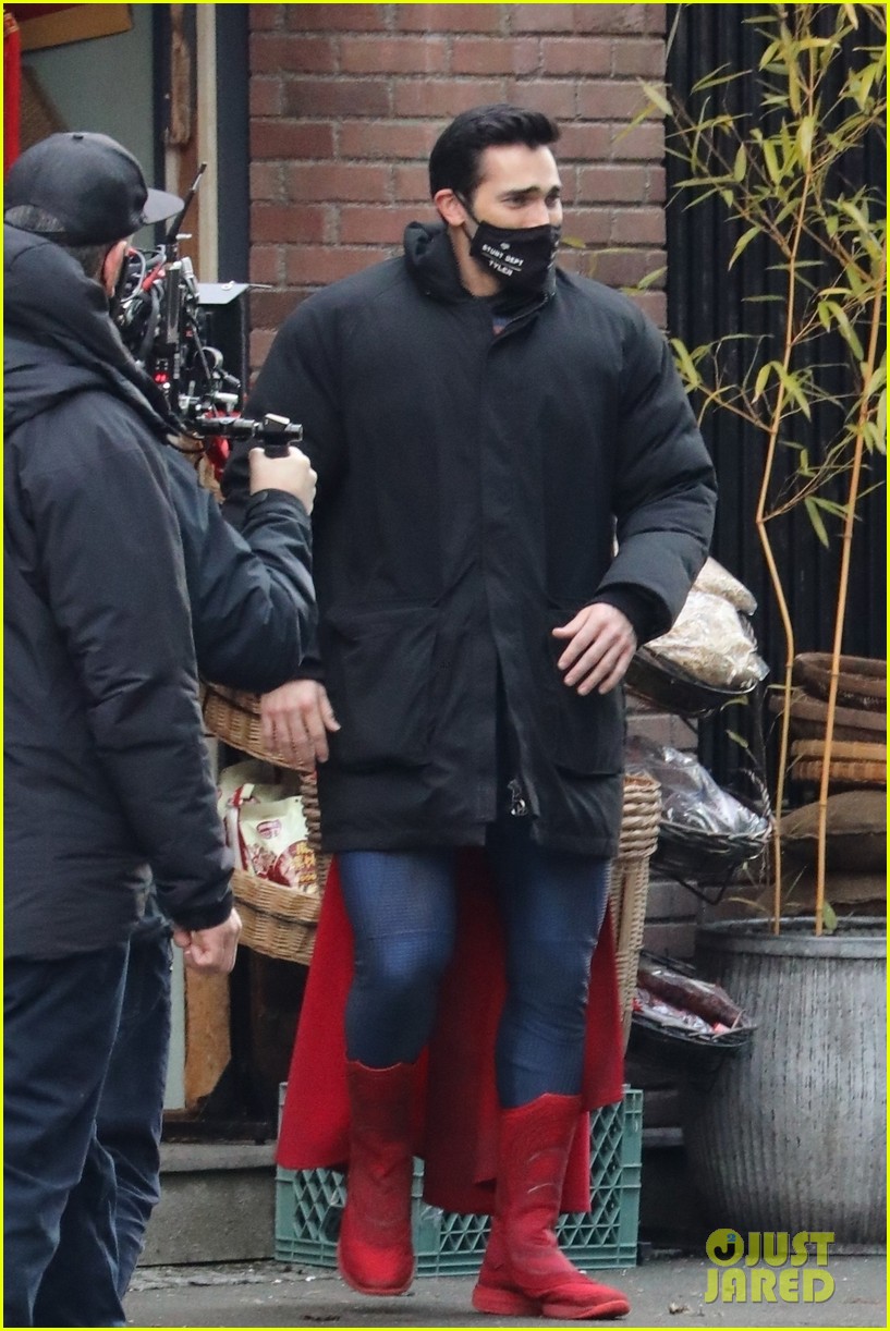 Tyler Hoechlin Debuts New Superman Suit On Set Of Superman And Lois In Vancouver Photo 4507338