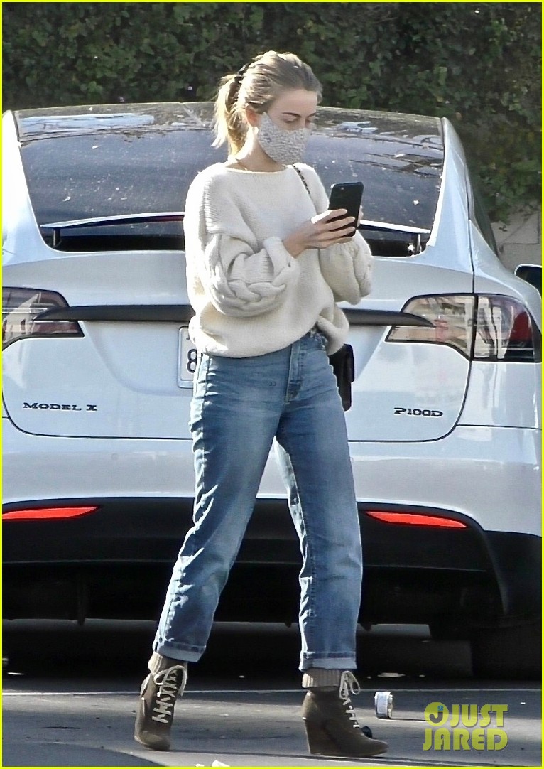 julianne hough gets coffee with mom 04