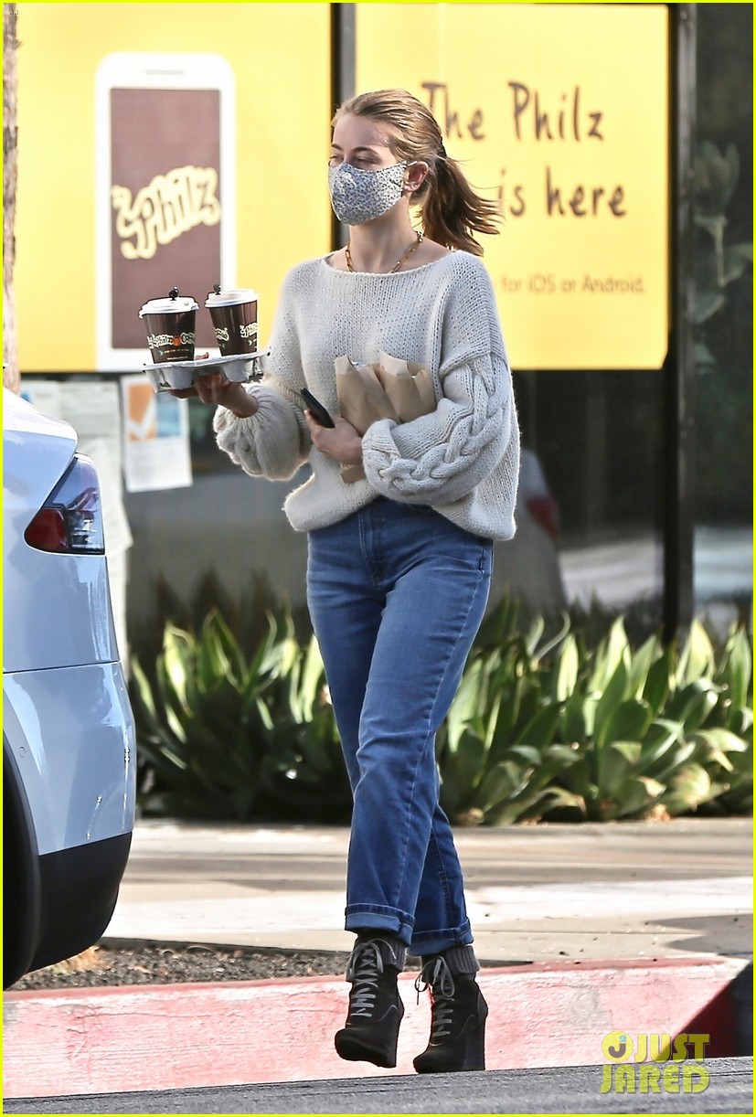 julianne hough gets coffee with mom 104512242