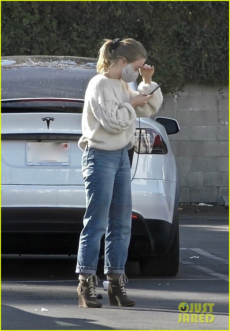 julianne hough gets coffee with mom 124512244
