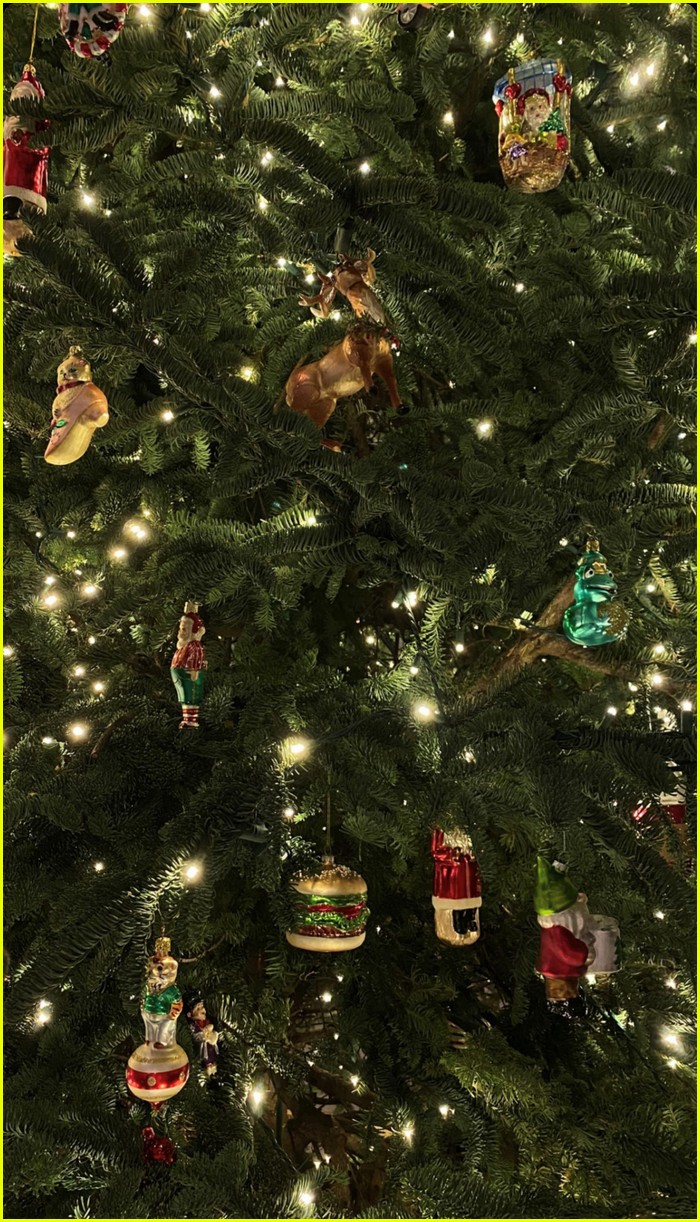 kylie jenner christmas decorations 08