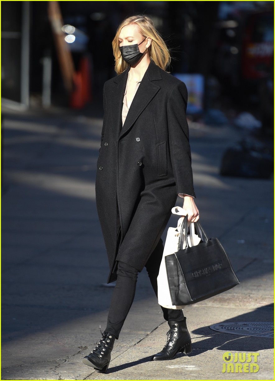 karlie kloss steps out rare appearance after pregnancy confirmation 024507548