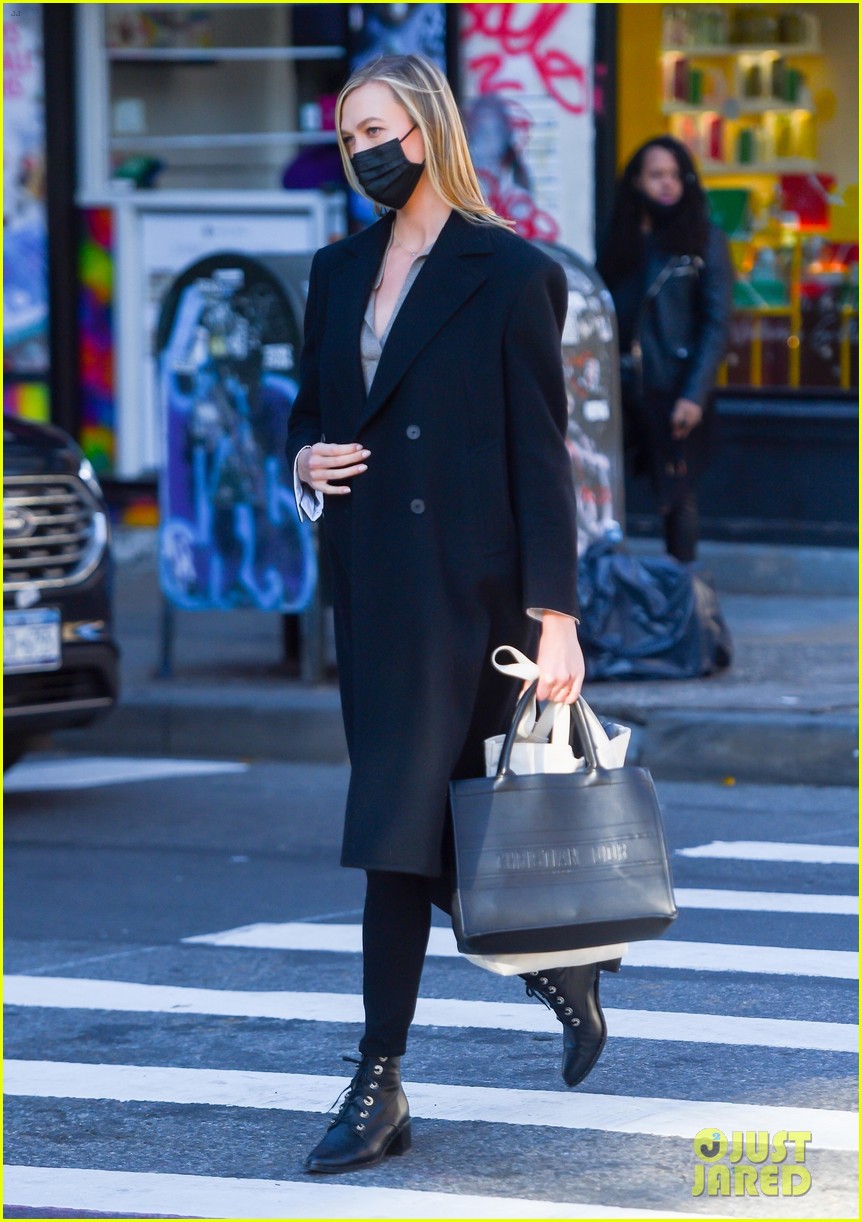 karlie kloss steps out rare appearance after pregnancy confirmation 044507550