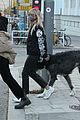heidi klum walks her dogs around berlin 05