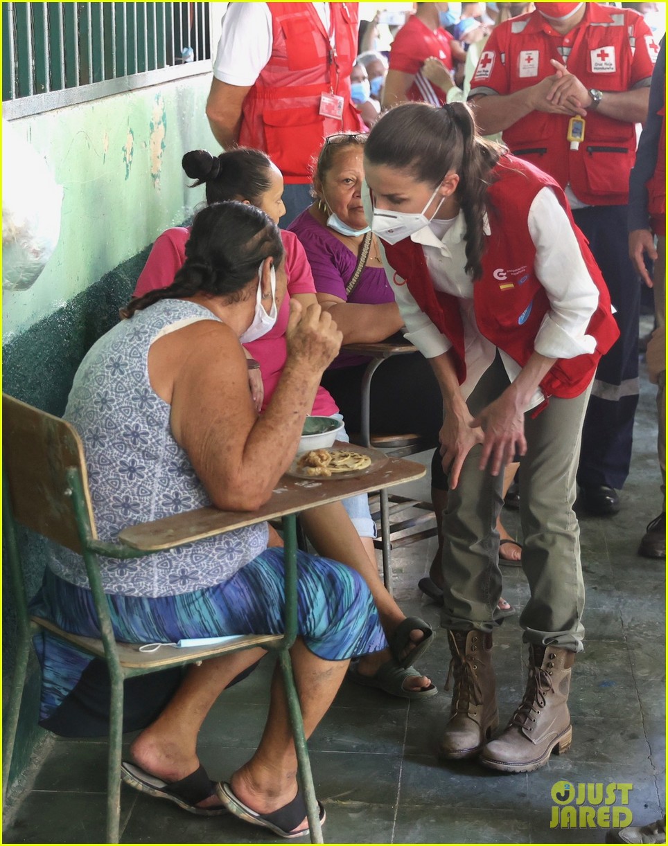 queen letizia visits honduras delivering humanitarian aid 03