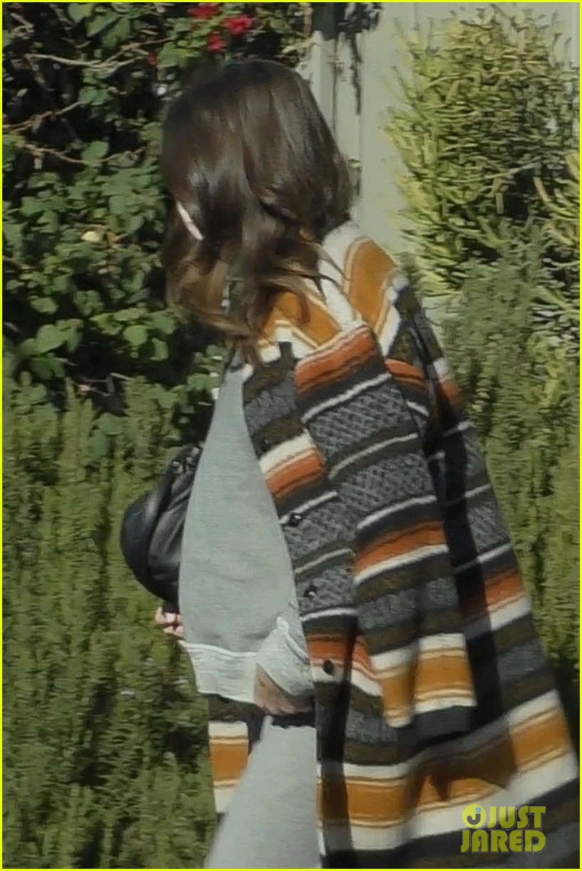 mandy moore covers up baby bump for appointment 024510279
