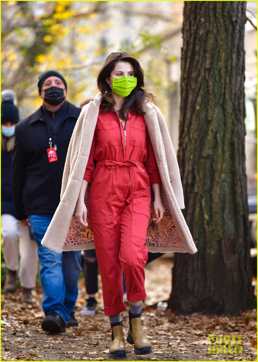 selena gomez neon green face mask only murders set 014506375