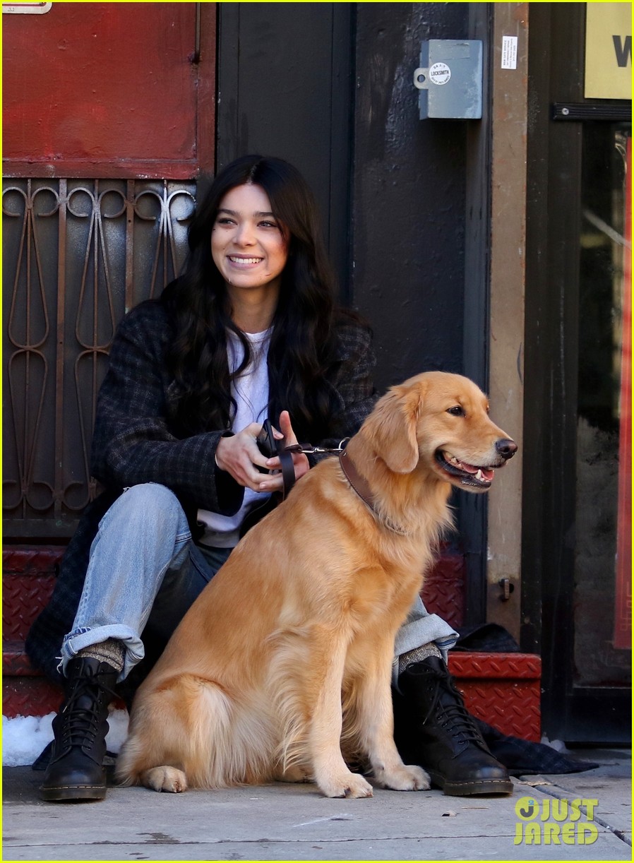 hailee steinfeld jeremy renner with lucky the pizza dog 104505483