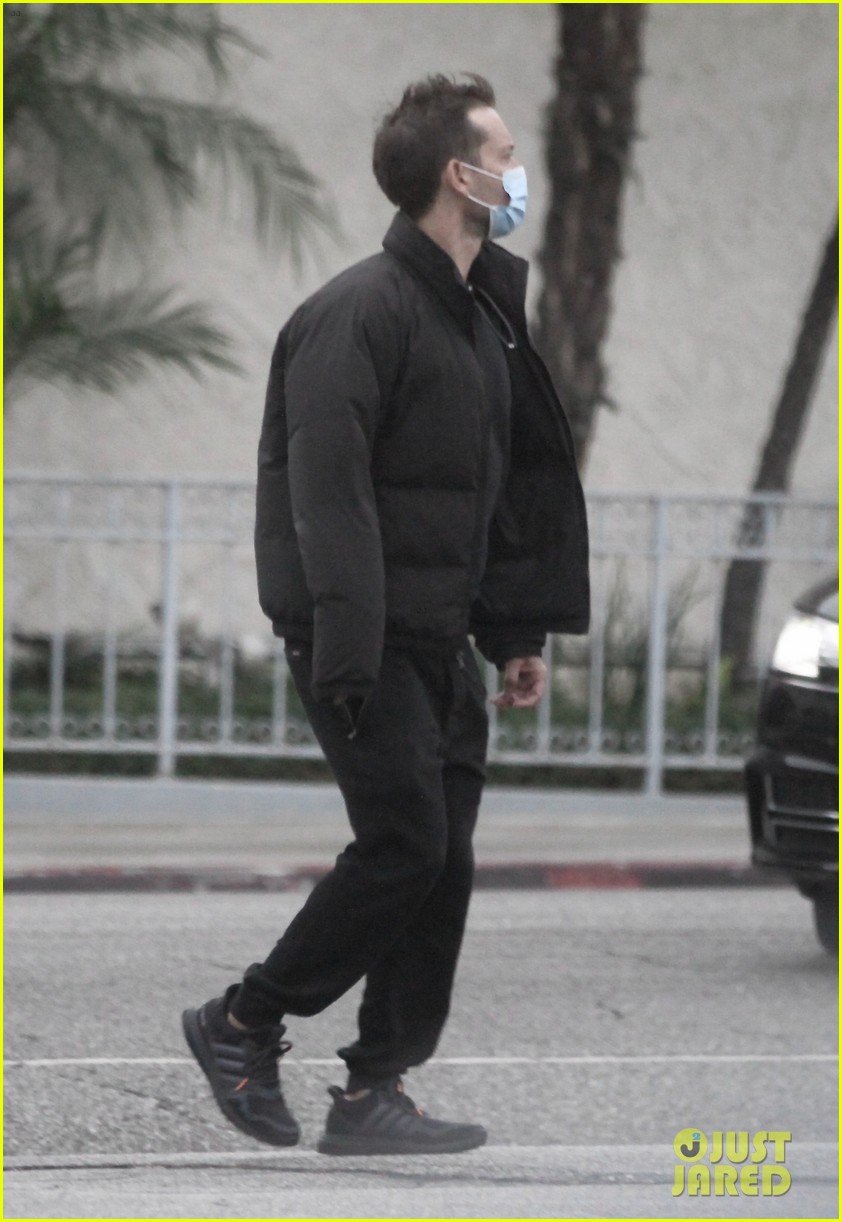 tobey maguire spotted on christmas day 014511598