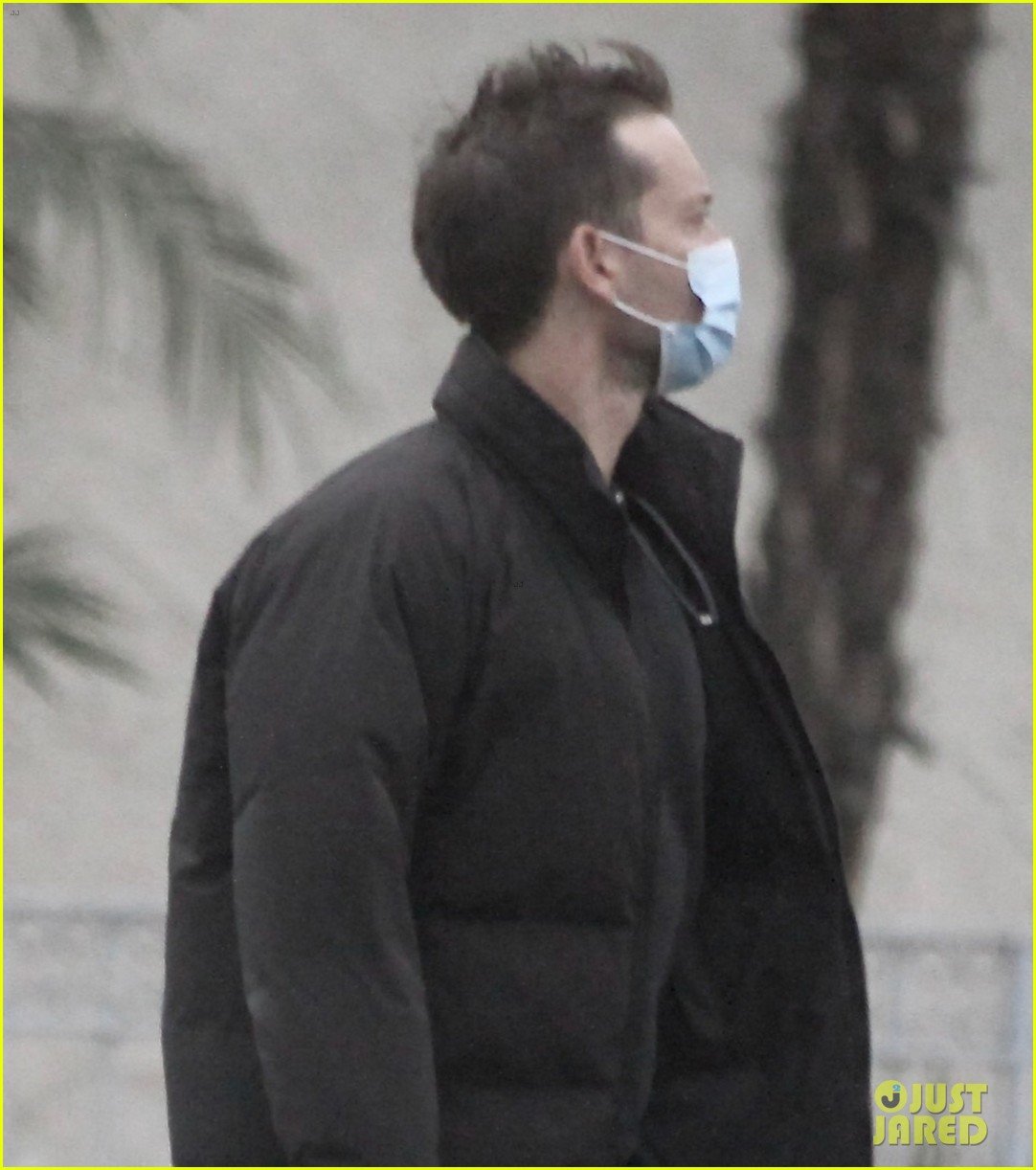 tobey maguire spotted on christmas day 04