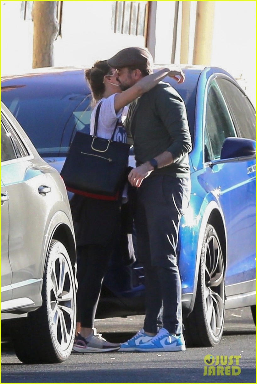 olivia wilde jason sudeikis long embrace after spending the day together 30