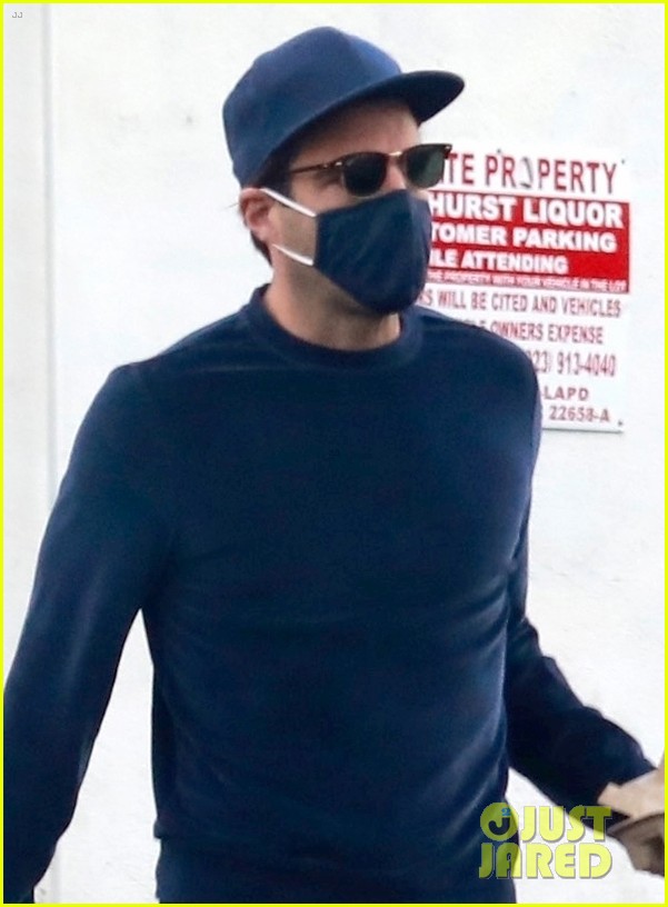 zachary quinto cool in blue picking up breakfast 064512432
