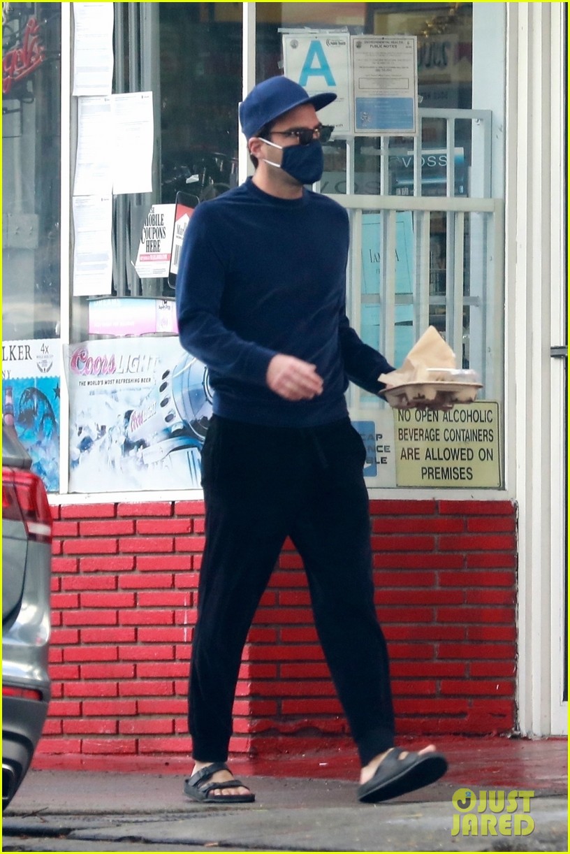 zachary quinto cool in blue picking up breakfast 074512433