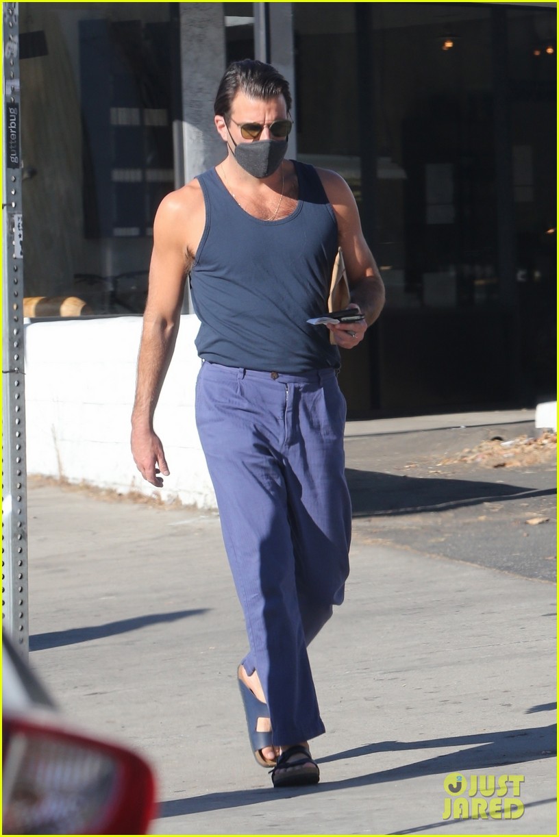 zachary quinto looks fit tank shirt out about 014510229