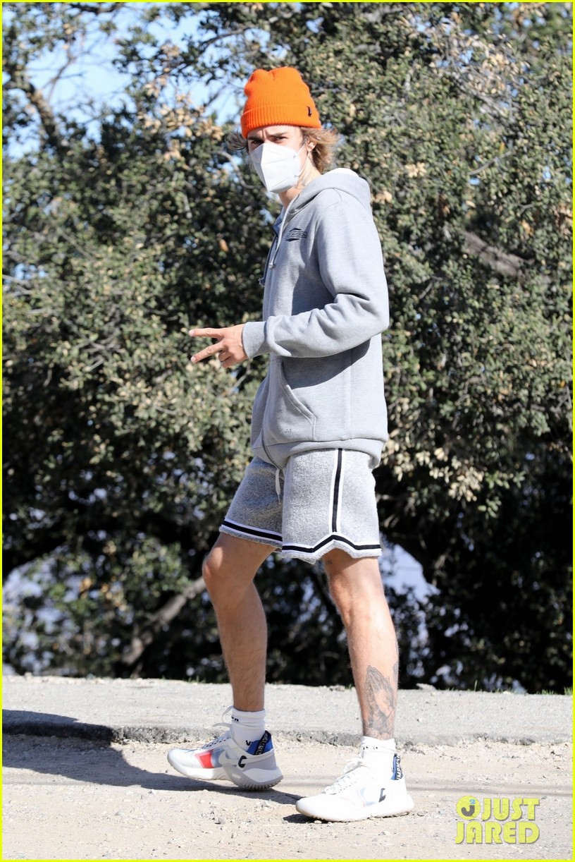 justin bieber throws up the peace sign on hike 05