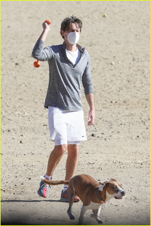 zach braff plays fetch with his dog at the park 014519620