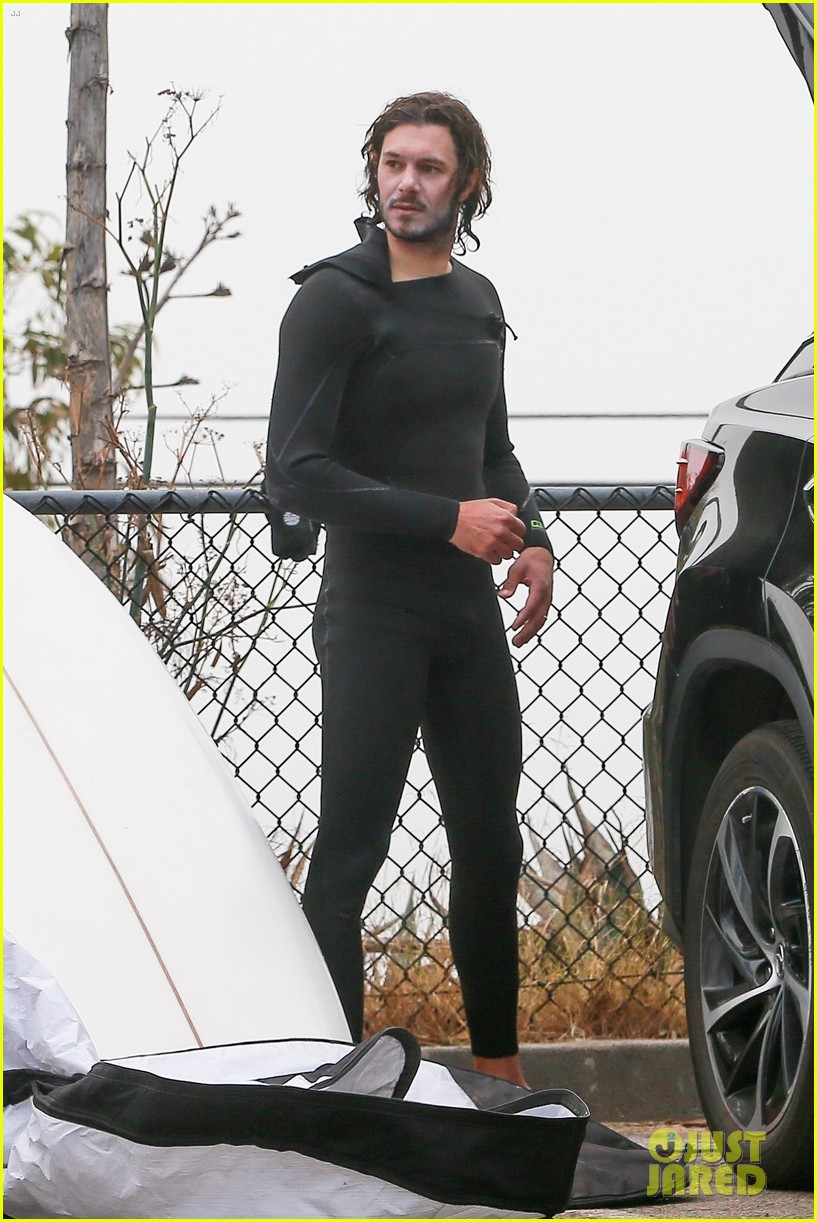 adam brody strips out of wetsuit surfing leighton meester 024520843
