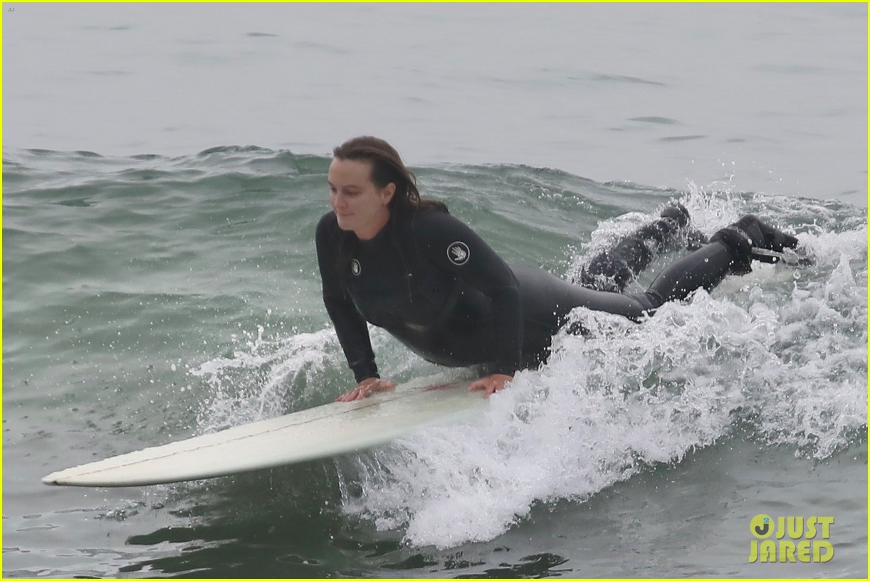 adam brody strips out of wetsuit surfing leighton meester 75