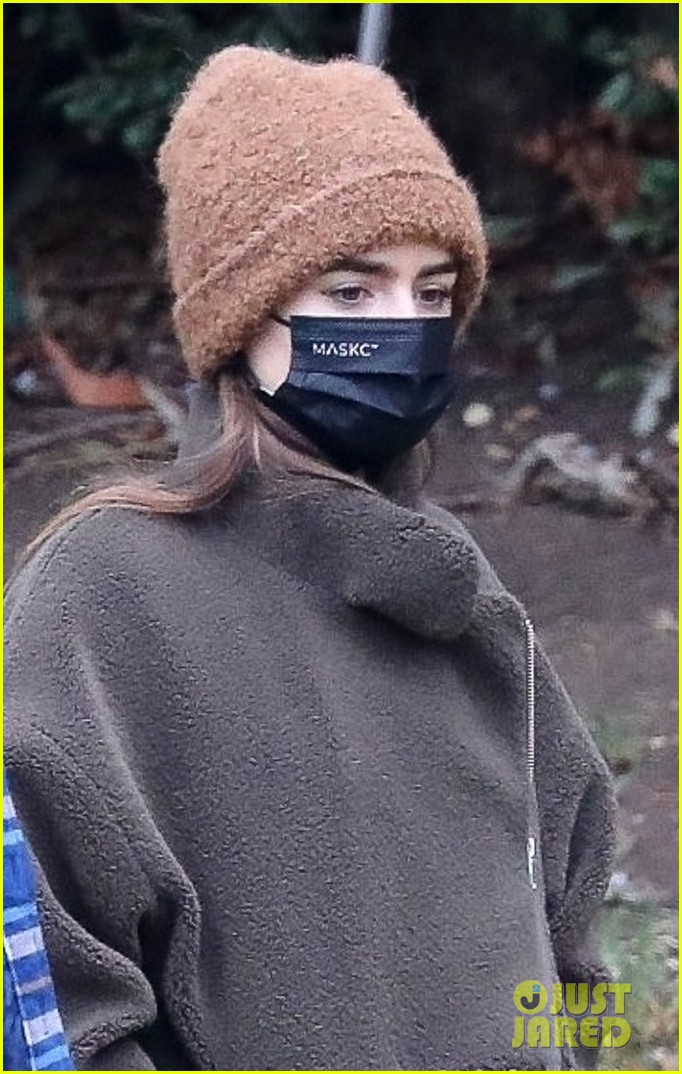 lily collins charlie mcdowell mask up walking dog 02