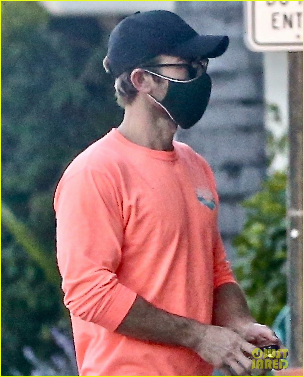 chace crawford bright colorful coral shirt grocery shopping 024518963