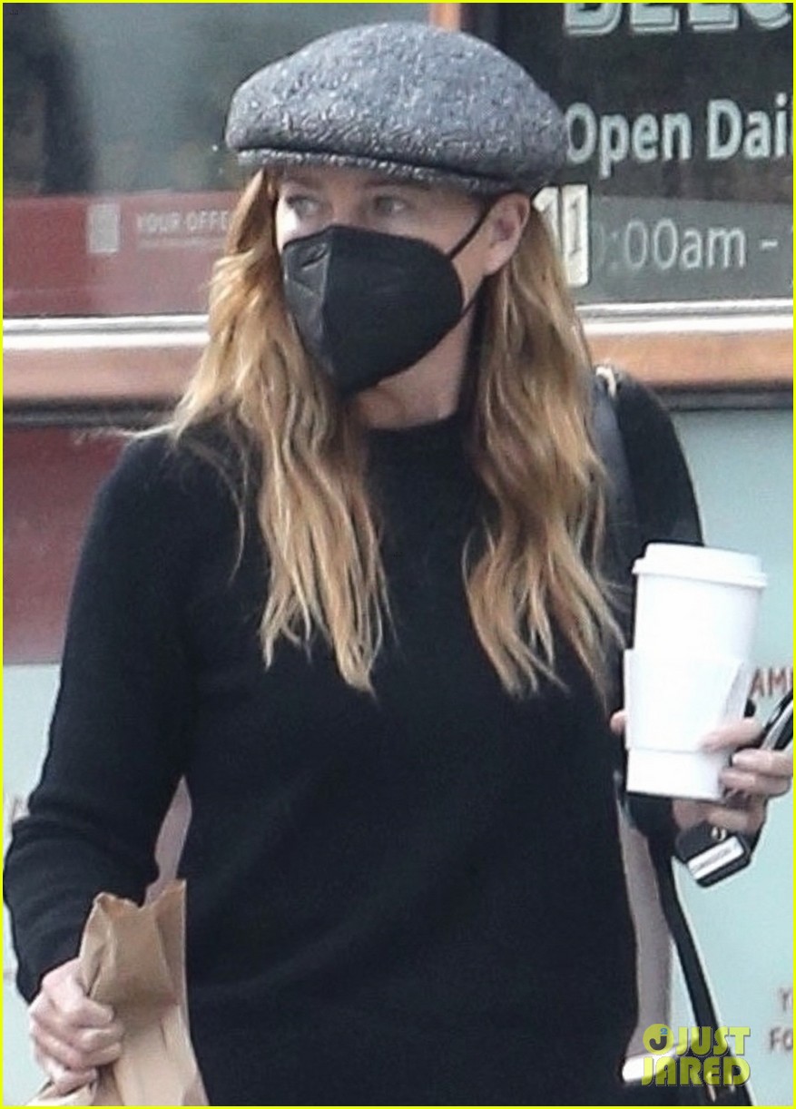 ellen pompeo keeps things casual in all black for lunch outing 02