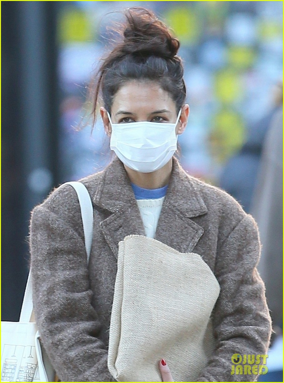 katie holmes masks up for afternoon stroll in nyc 024513744