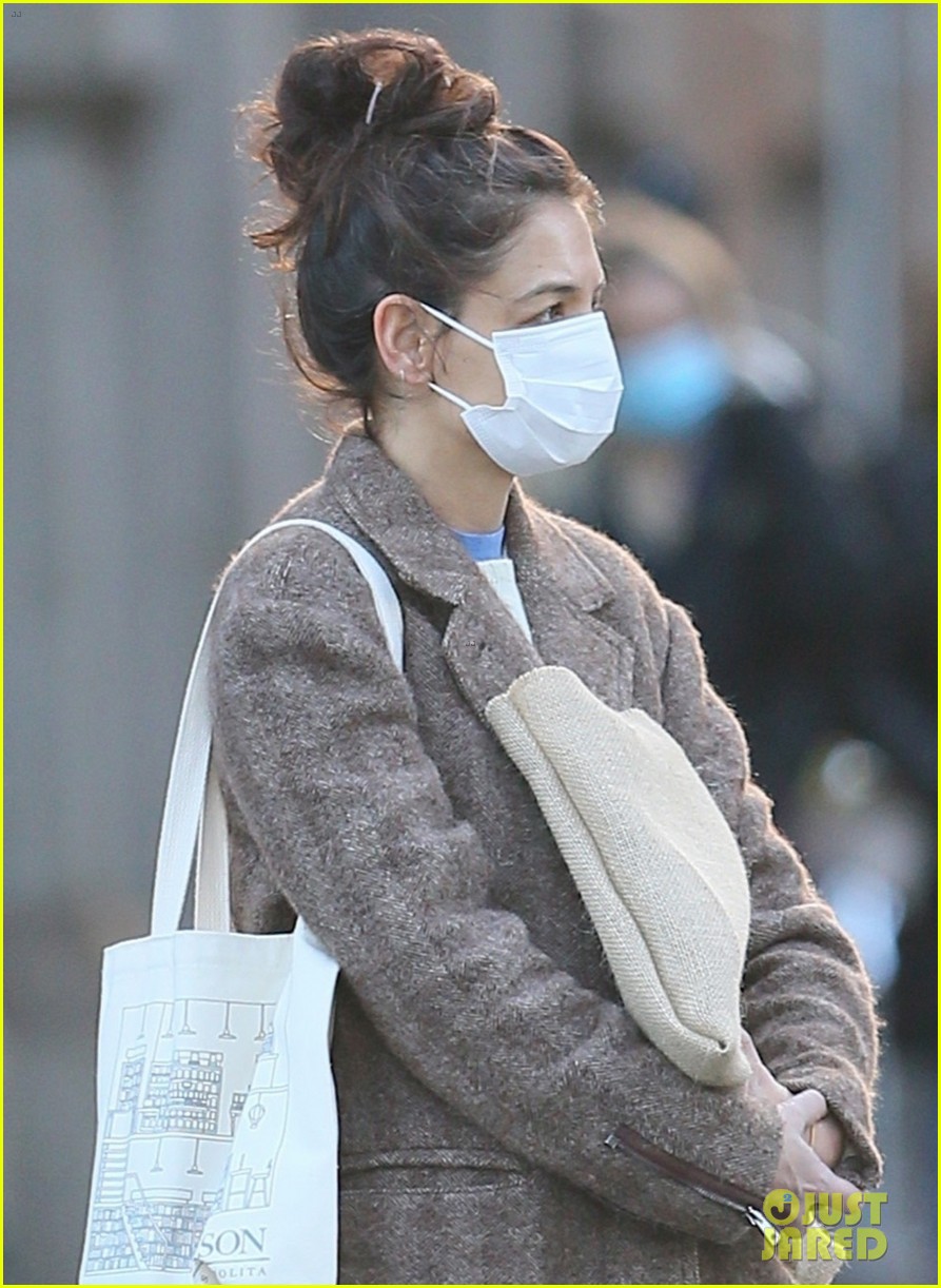 katie holmes masks up for afternoon stroll in nyc 044513746