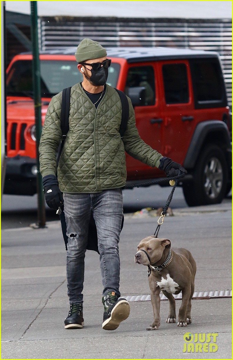 justin theroux stays warm while walking dog kuma in nyc 014518096