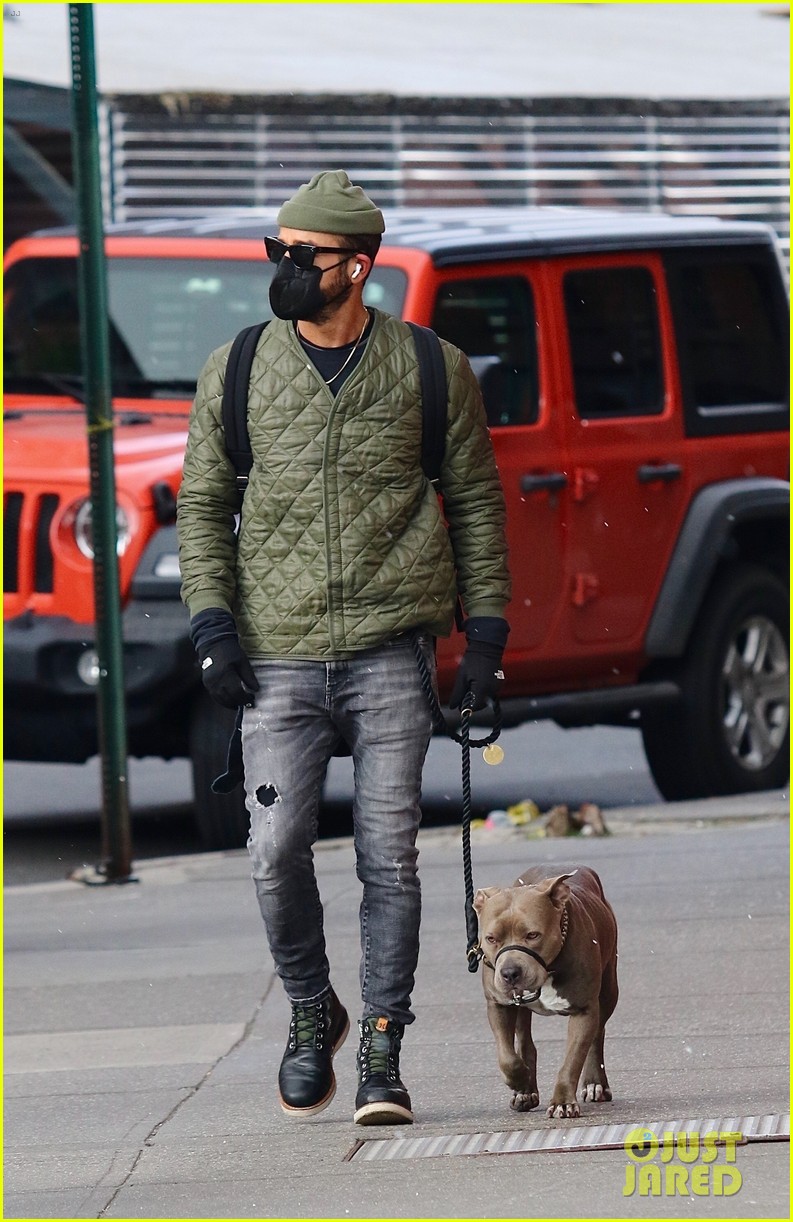 justin theroux stays warm while walking dog kuma in nyc 034518098