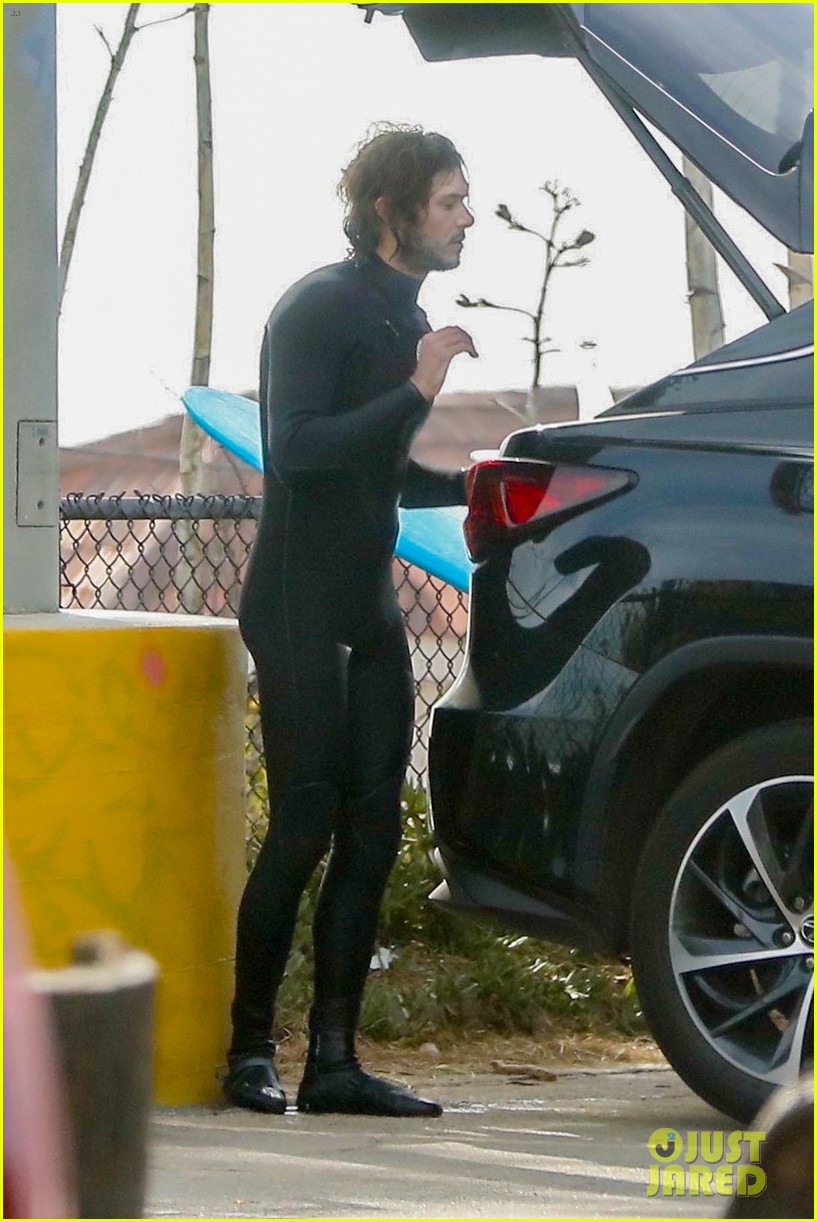 leighton meester adam brody surfing at the beach 054516997