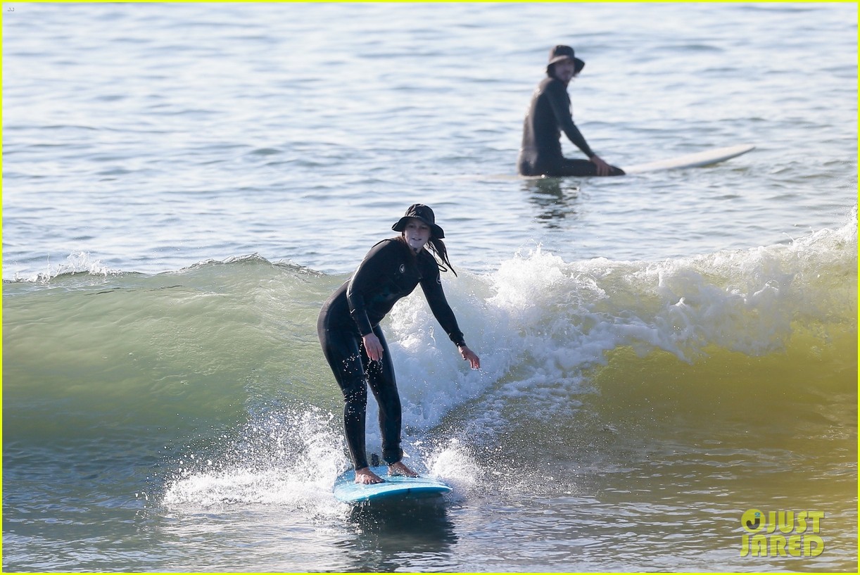 leighton meester adam brody hold hands surfing 044515103