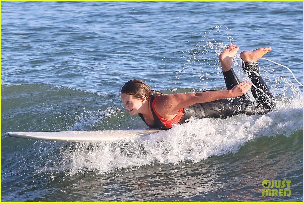 leighton meester adam brody go on a surfing date 40