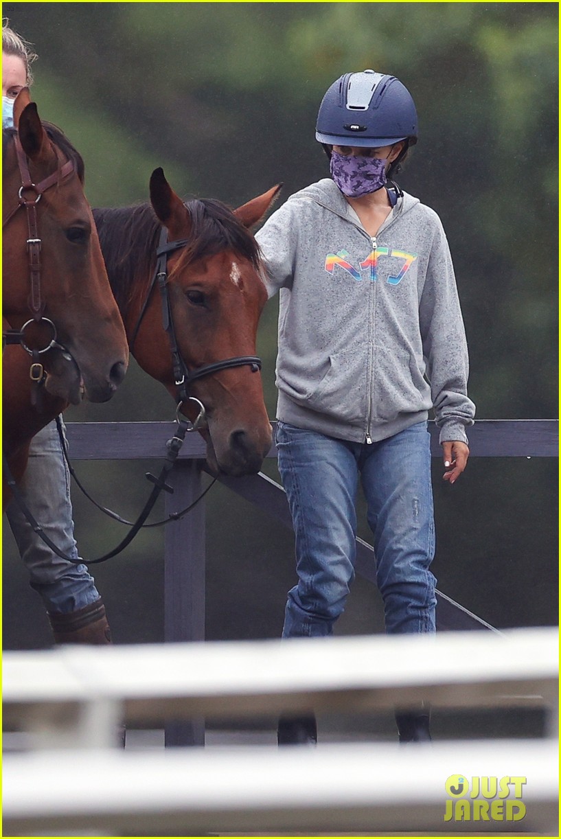 natalie portman takes horseback riding lesson in sydney 044520993