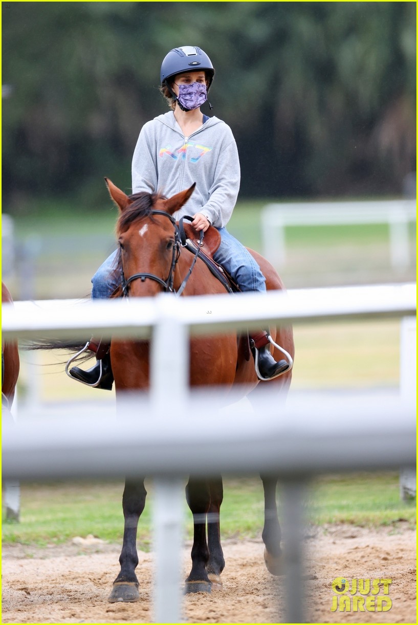 natalie portman takes horseback riding lesson in sydney 09