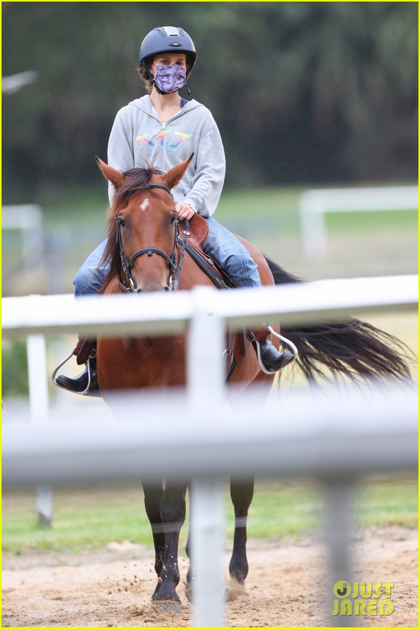 natalie portman takes horseback riding lesson in sydney 284521017