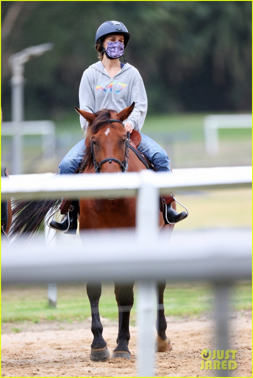 natalie portman takes horseback riding lesson in sydney 29