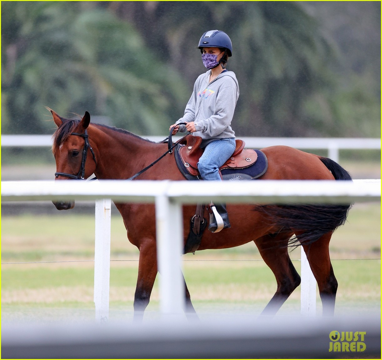 natalie portman takes horseback riding lesson in sydney 55