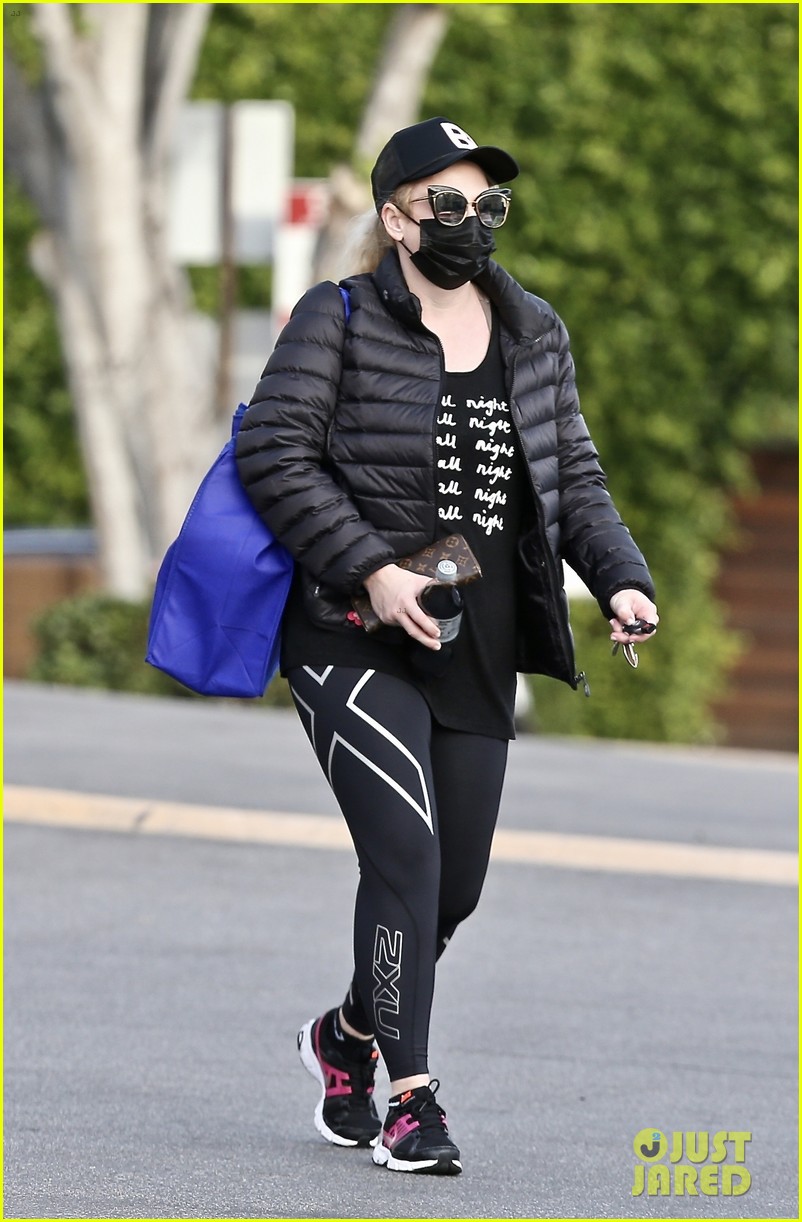 rebel wilson heads to gym workout pooch perfect 02