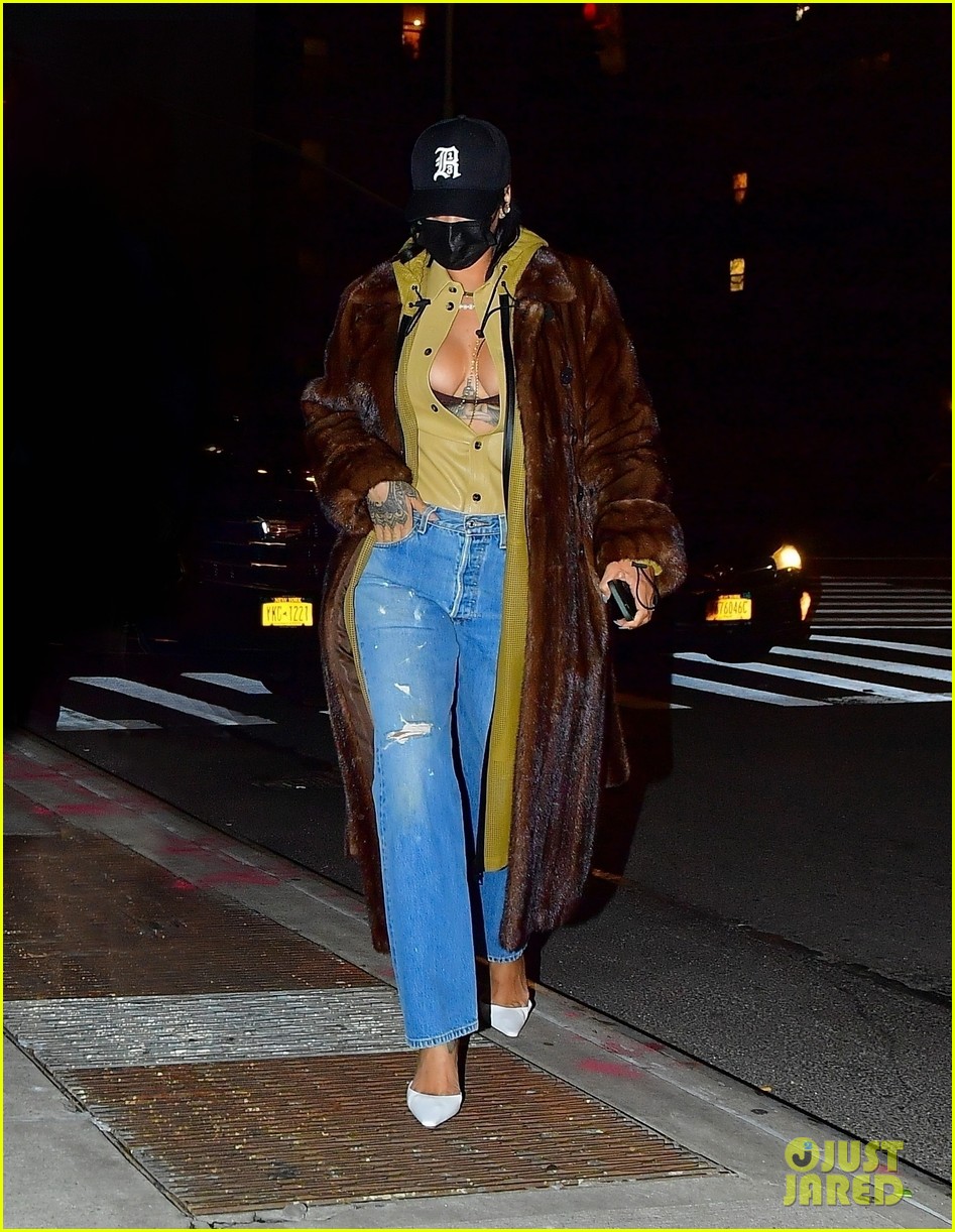 rihanna major cleavage dinner in nyc 054518648