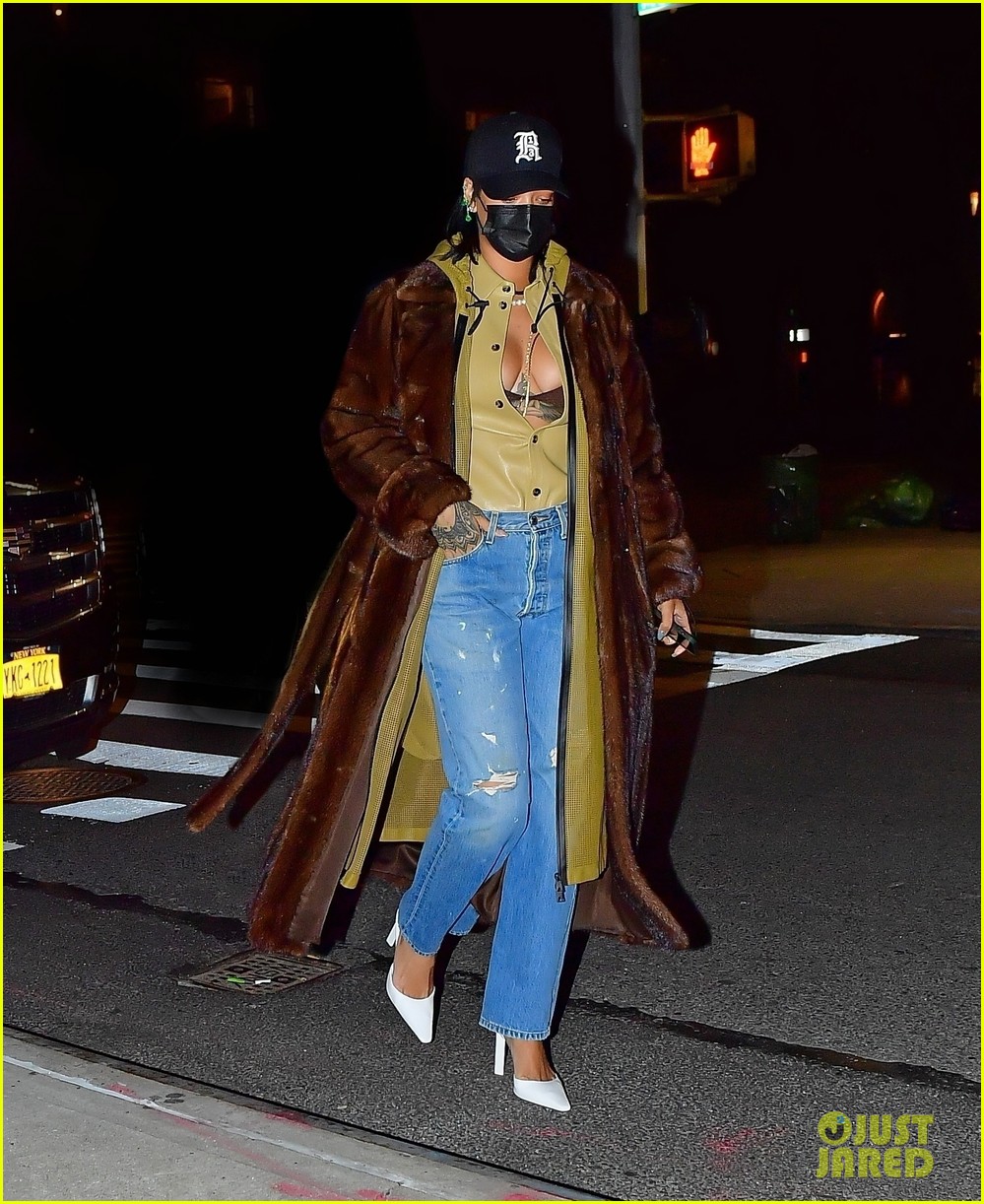 rihanna major cleavage dinner in nyc 064518649