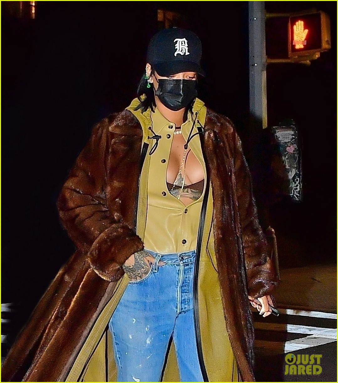 rihanna major cleavage dinner in nyc 12