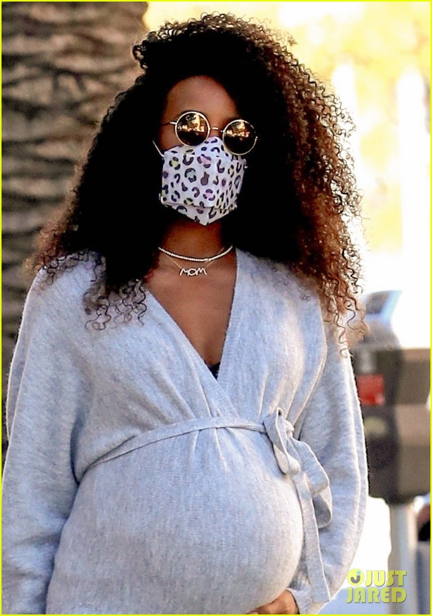 kelly rowland cradles major baby bump leaving doctors appointment 044516940