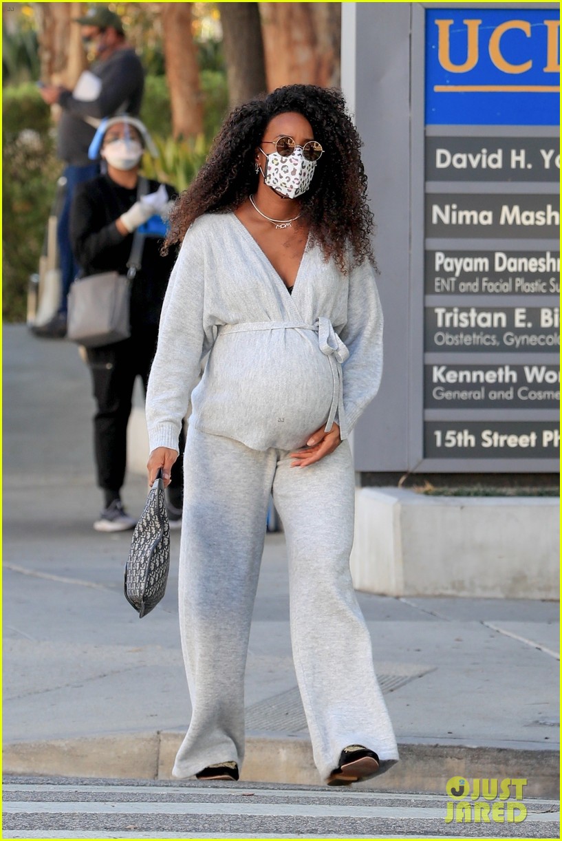 kelly rowland cradles major baby bump leaving doctors appointment 05