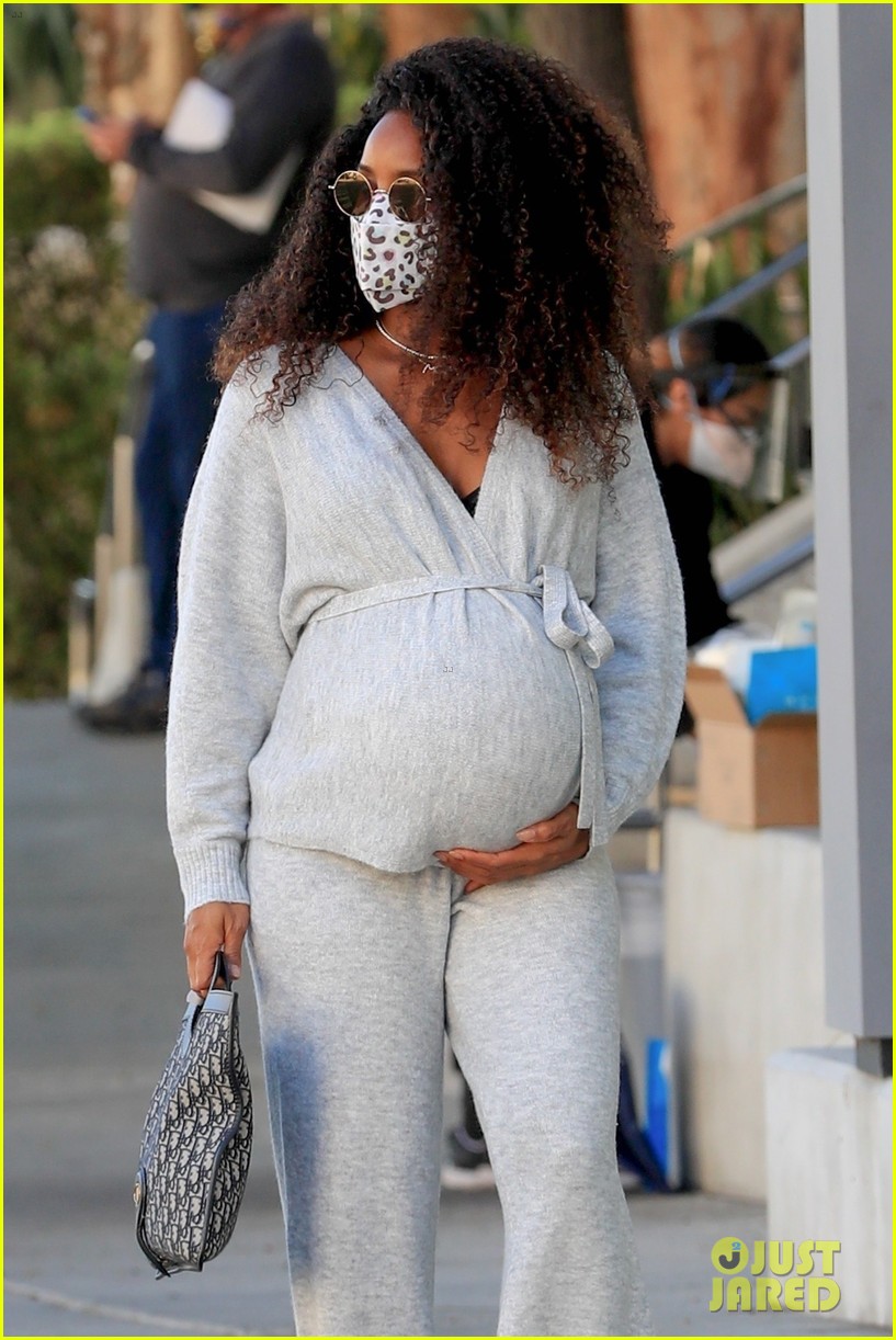 kelly rowland cradles major baby bump leaving doctors appointment 084516944